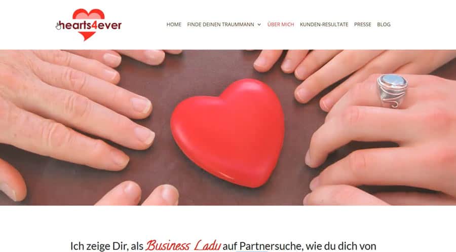Screenshot der alten hearts4ever-Website: rotes Logo mit Herz, Men&uuml;leiste und grosses Bild mit mehreren H&auml;nden um ein rotes Herz aus Kunststoff, darunter der Text.