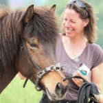 Porträt von Andrea Andrighetto mit einem Islandpferd.