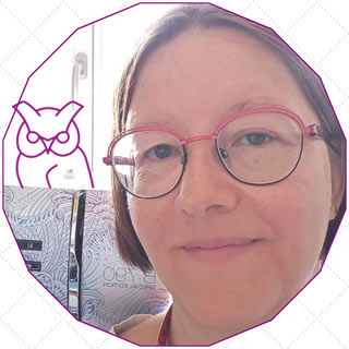 Gesicht von Barbara Stucki die eine Brille trägt und im Hintergrund eine gezeichnete Eule.