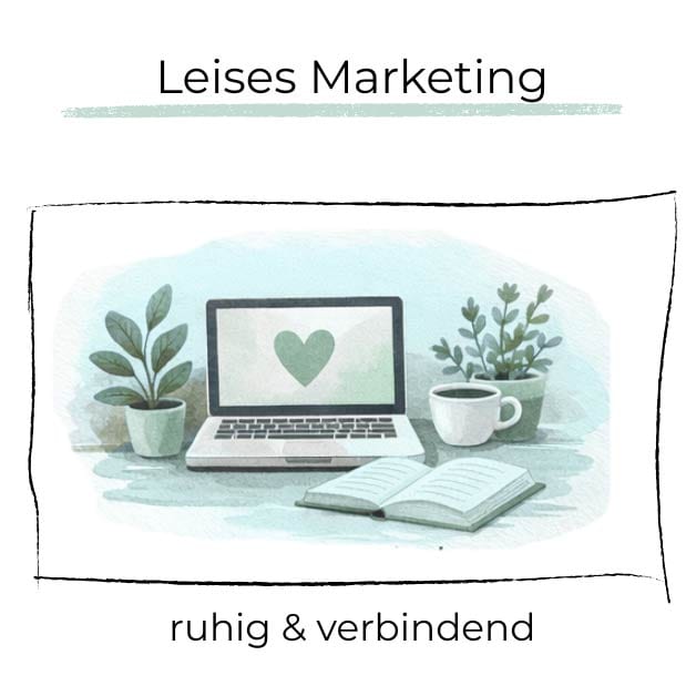 Ein aufgeklappter Laptop mit einem Herz auf dem Bildschirm, umgeben von zwei Grünpflanzen, einer Tasse Kaffee und einem offenen Buch. Alles in sanften Grün- und Blautönen aquarelliert. Darüber der Titel „Leises Marketing", darunter der Untertitel „ruhig & verbindend"