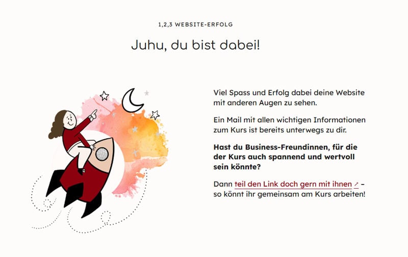 Screenshot einer Fast-Geschafft-Seite. Eine Frau auf einer Rakete zeigt lächelnd Richtung Mond und Sterne, daneben steht ‚Juhu, du bist dabei!‘ sowie ein kurzer Infotext zur Anmeldung und der Hinweis, den Kurs mit Business-Freundinnen zu teilen.