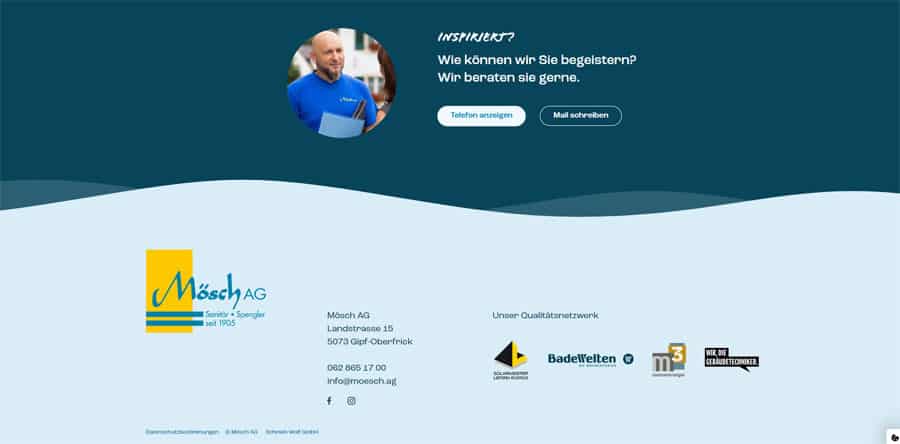Footer - Mösch AG Screenshot des Website-Footers der Mösch AG: Oberer Bereich mit Call-to-Action ‚Inspiriert?‘, Portraitfoto, zwei Buttons für Kontaktaufnahme. Darunter geschwungene Trennlinie, Logo, Adresse, Kontaktinfos, Social-Media-Icons und Logos von Partnerunternehmen auf hellblauem Hintergrund.