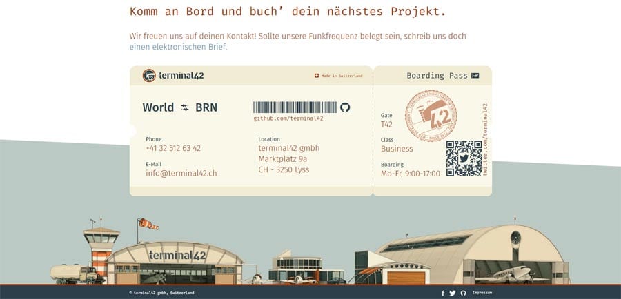 Footer - Terminal42 - Contao Screenshot des kreativ gestalteten Website-Footers von terminal42: Im Stil eines Flugtickets aufgebaut, mit Kontaktdaten, Öffnungszeiten und QR-Code. Darunter eine gezeichnete Flughafen-Szene mit Terminal, Tower und Flugzeughangar. Gestaltung in gedeckten Farben, mit Humor und klarer Markenidee.