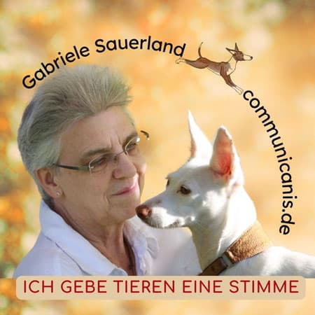 Porträt von Gabriele Sauerland mit einem weissen Hund.