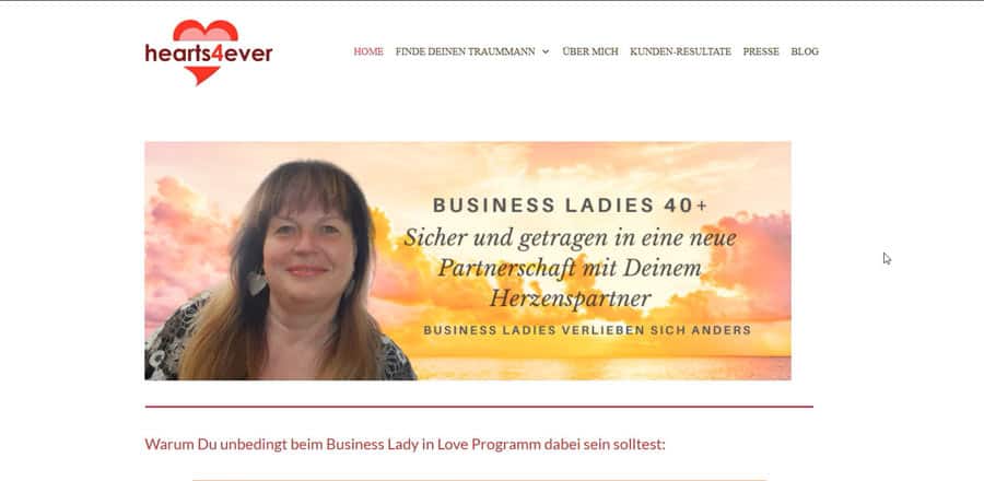 Screenshot der alten Startseite von hearts4ever mit Logo, Men&uuml; und gro&szlig;em Hero-Bild: Portr&auml;t von Sabine vor einem Himmel mit Sonnenuntergang, daneben der Text &sbquo;Business Ladies 40+ &ndash; Sicher und getragen in eine neue Partnerschaft mit deinem Herzenspartner&lsquo;.