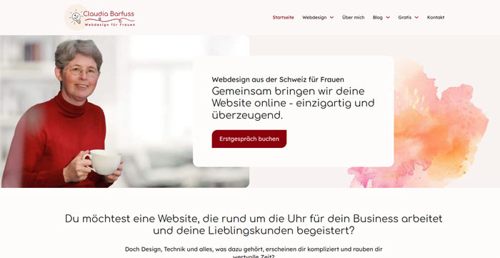 Hero-Bereich der neuen Website von Claudia Barfuss. Links Porträt von ihr und rechts in einem Kasten ein Text und ein Button.