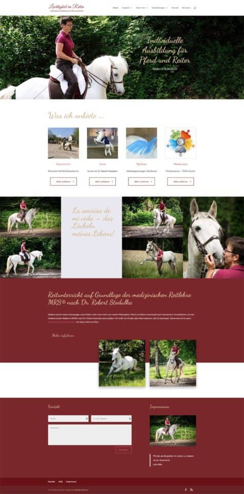 Die Website zeigt oben eine Reiterin auf einem Schimmel. Sie ist in weiss und dunkelrottönen gehalten. Teilweise mit goldener Zierschrift.