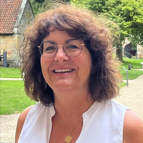 Porträt von Lioba Schneemann in einer weissen Bluse.