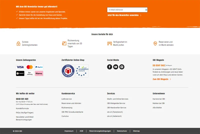 Screenshot des umfangreichen Website-Footers von Obi: Oben orangefarbener Bereich mit Newsletter-Anmeldung. Darunter Infografiken zu Vorteilen wie Rücksendung und Verfügbarkeit. Es folgen Logos zu Zahlungsmitteln und Zertifizierungen, Social-Media-Icons, Magazin-Teaser und mehrere Spalten mit Kundenservice, Services und Unternehmensinfos. Ganz unten rechtliche Links in dunklem Balken.