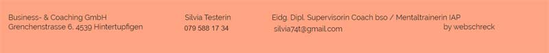 Unübersichtlicher Footer mit grellem Orange, unklarer Struktur, gemischten Schriftgrössen und einer Gmail-Adresse – wirkt unprofessionell und wenig vertrauenswürdig