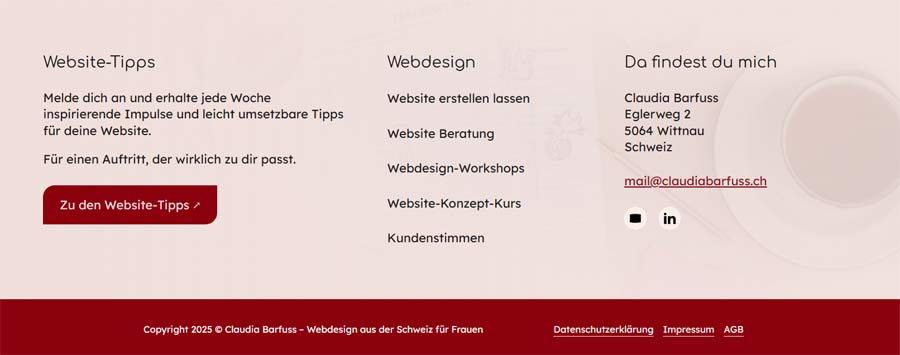 Footer - Claudia Barfuss Screenshot des Website-Footers von Claudia Barfuss: Drei Spalten mit Website-Tipps, Webdesign-Angeboten und Kontaktinformationen. Darunter ein abgesetzter Bereich mit rechtlichen Links und Copyright. Hintergrund in hellem Beige mit rotem Abschluss.